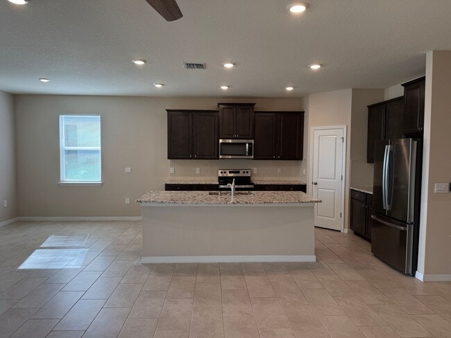 Building Photo - 3 Bedroom 2.5 Bath Single Family Home Promenade Estates