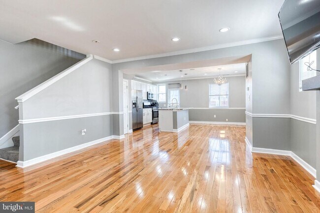 Building Photo - Welcome to this beautifully renovated 4bd 2bth end-of-group townhome in Baltimore!