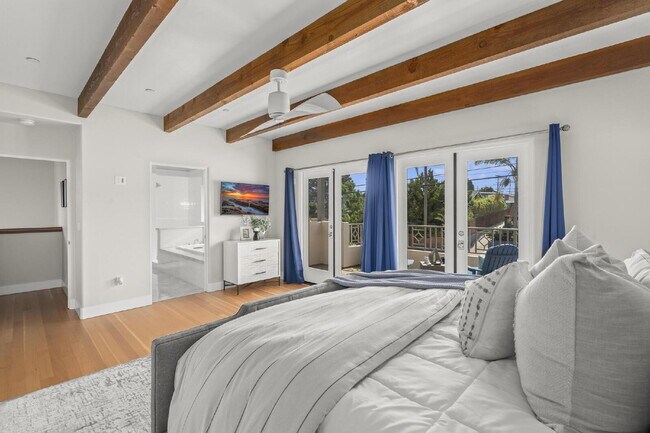 Building Photo - Stunning, Modern and Immaculate 3/BR 2.5/B...