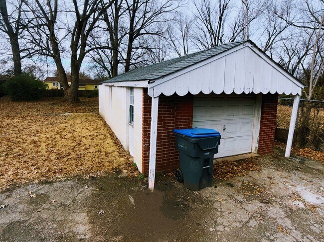 Building Photo - 4 Bedroom 1 Bathroom Home