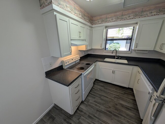 Building Photo - 2 Bedroom Condo Unit in the Polynesian Par...