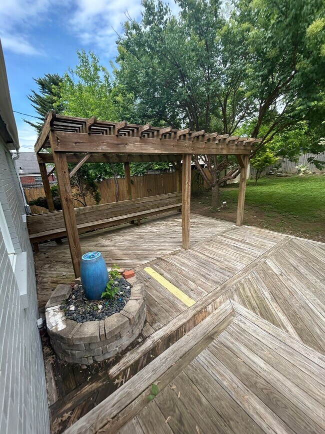 Building Photo - Spacious 4 bedroom 1 Bath Home with Tons o...