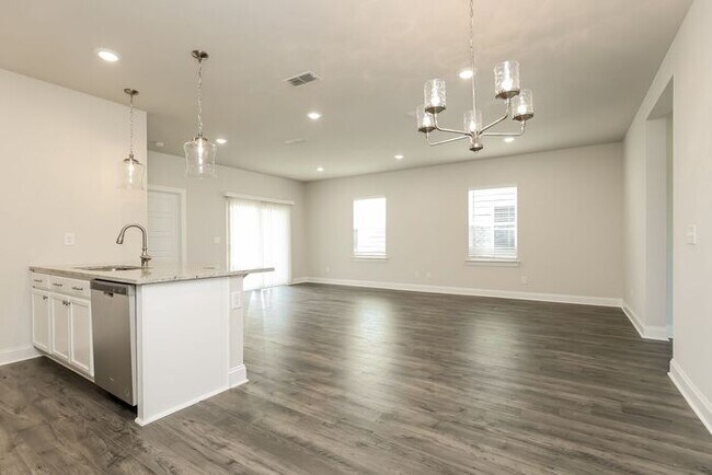 Building Photo - 2432 Elmcroft Ave