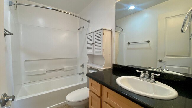 Building Photo - Luxury & Bright Top-floor in one of the sa...