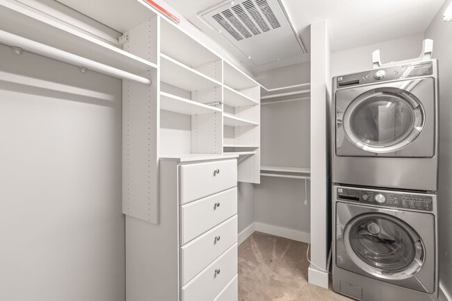 Building Photo - Stylish Uptown 2BD Condo with Balcony, Par...