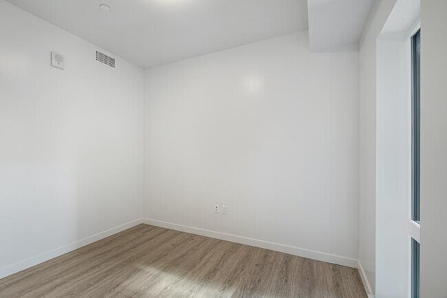 Building Photo - New Contemporary Sunny Apartment With Views