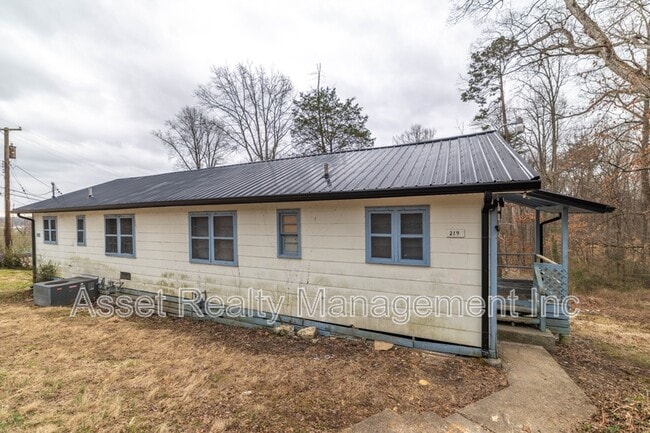 Building Photo - 219 Highland Ave