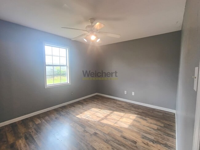 Building Photo - 3bed/2bath house with fenced backyard