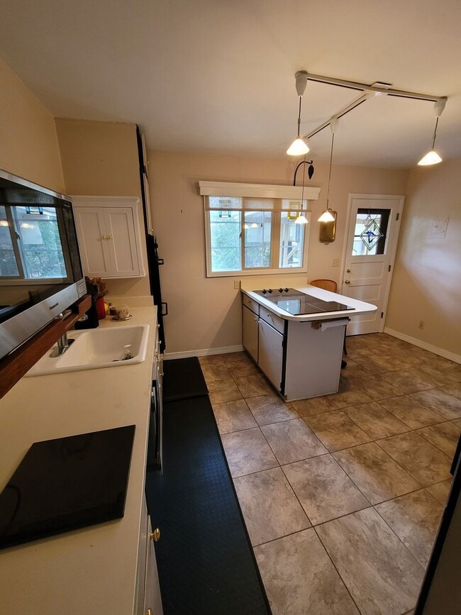 Building Photo - Cozy 3 Bedroom Home for Rent on Parkview Blvd