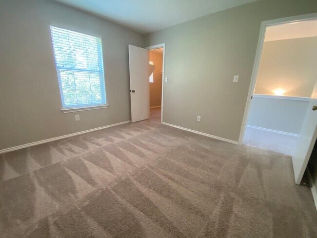 Building Photo - 330 Mistletoe Ln