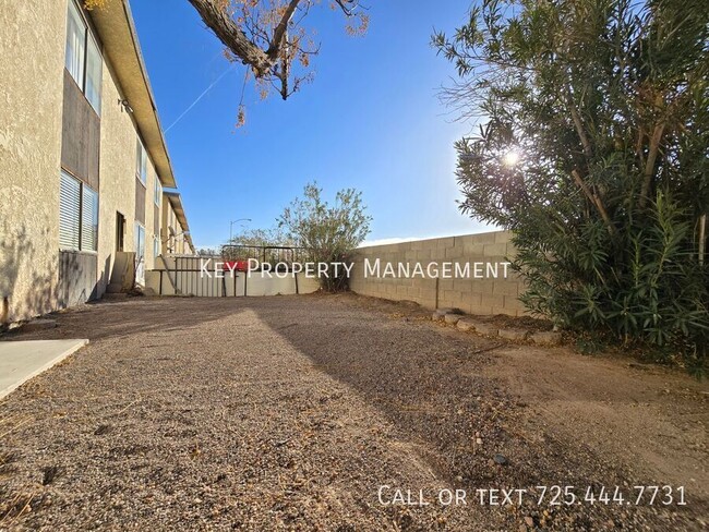 Building Photo - 2 BEDROOM 1 BATH CONDO IN LAS VEGAS NEAR S...