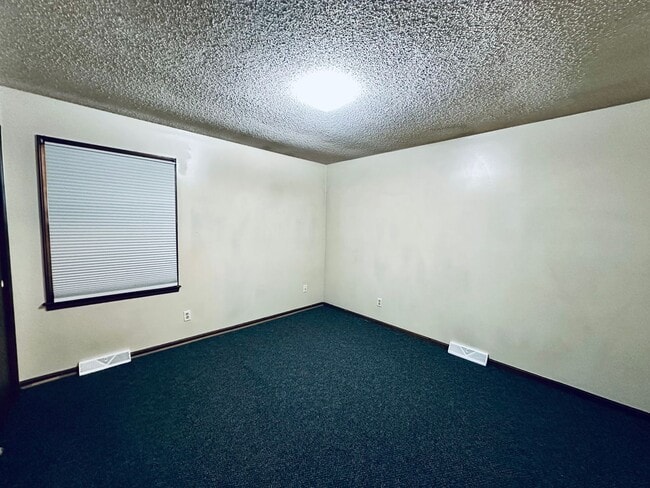 Building Photo - {1809} Spacious Duplex in Great Blue Springs Location + Finished Basement + 1 Car Garage