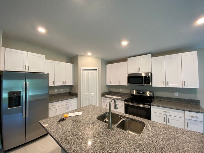 Building Photo - Great SW location 4/2/2 **WON'T LAST**