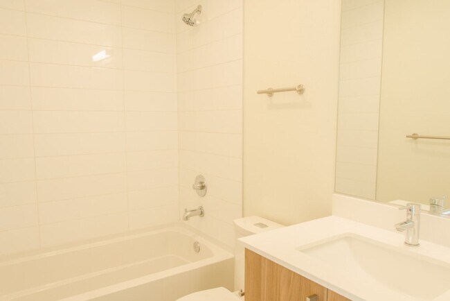 Building Photo - 2Bd/2Ba Seattle Townhouse