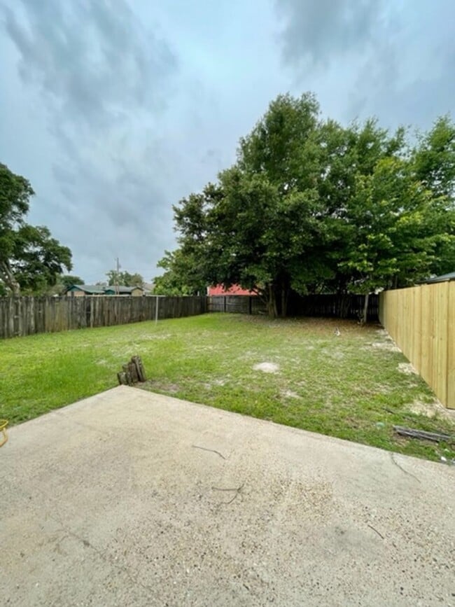 Building Photo - Cute beach bungalow in Biloxi, MS!
