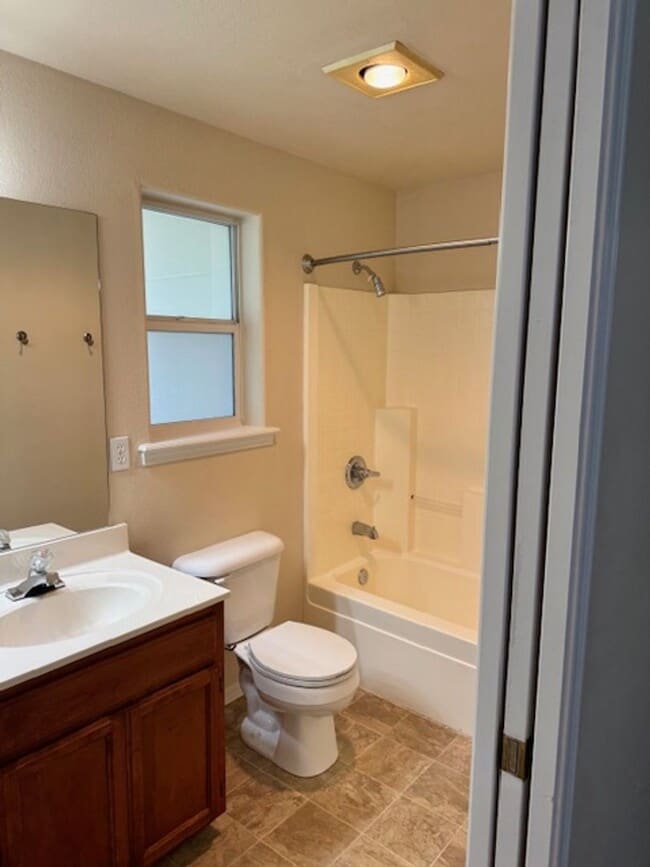 Building Photo - Central Point Single Level Home/ Coming Soon