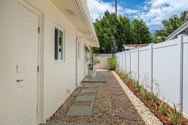 Building Photo - 2611 NE 16th St