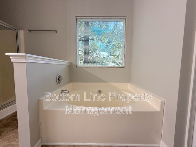 Building Photo - 5622 Wallace Cabin Dr