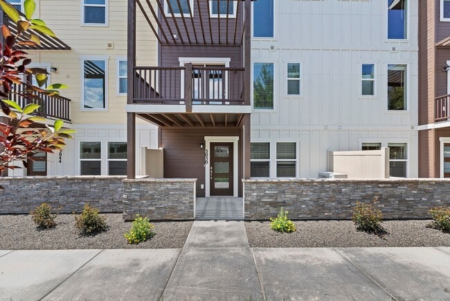 Building Photo - Can't miss Luxury New Townhome in West Bench!