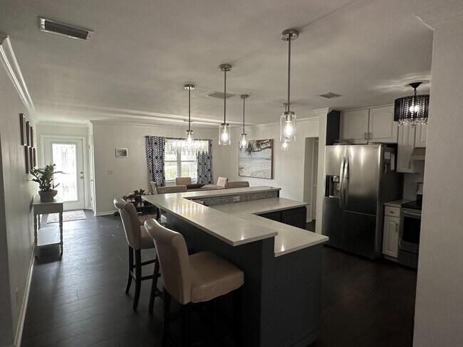 Building Photo - 4833 W Bay Ct Ave