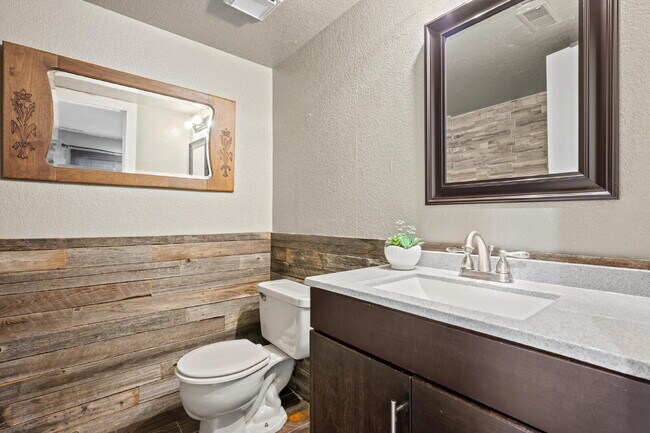 Building Photo - "Spacious 5-Bedroom Haven with 3 Full Bath...