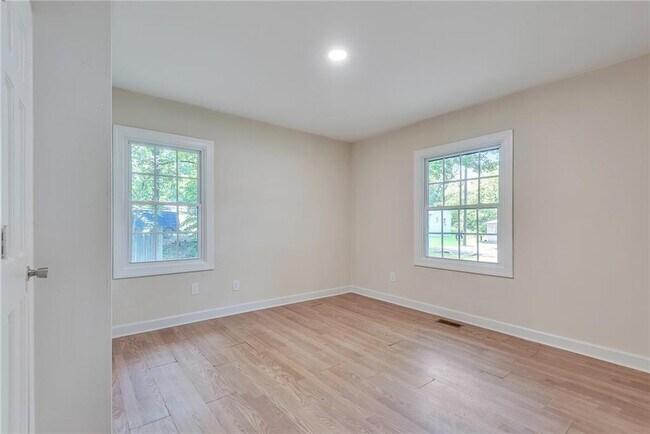 Building Photo - 2314 Woodside Way