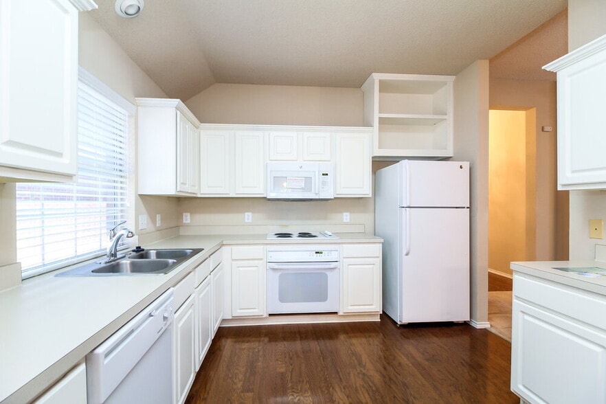 Building Photo - 10705 Camelot Dr