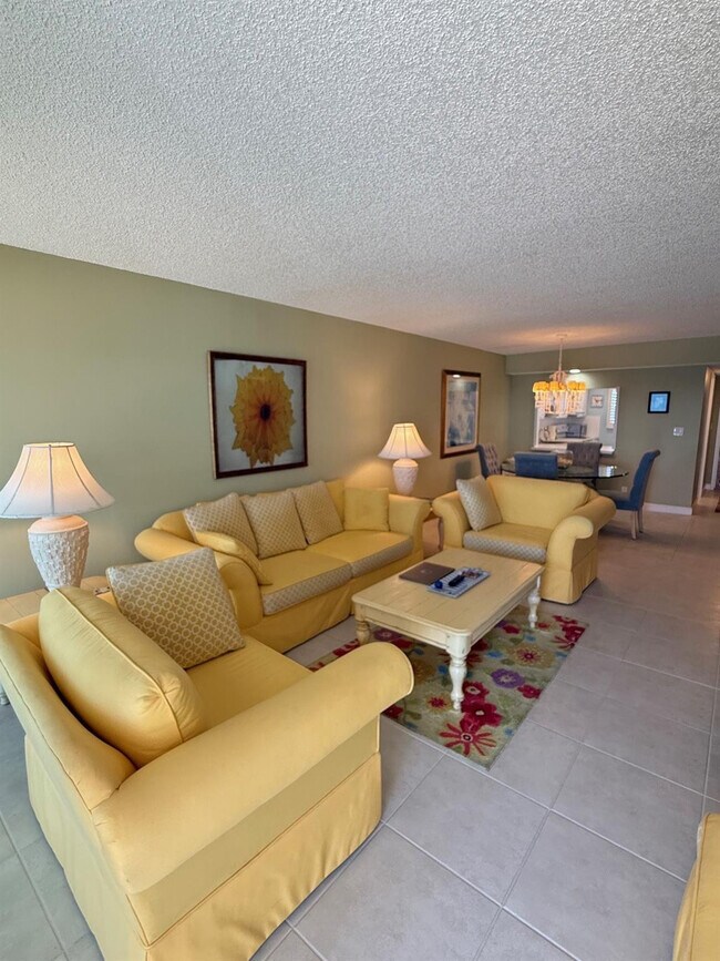 Building Photo - 4636 El Mar Dr