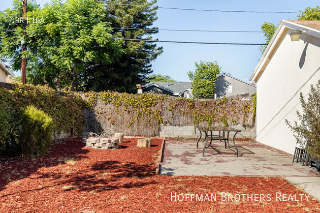Building Photo - 12417 1/2 Chandler Blvd-A