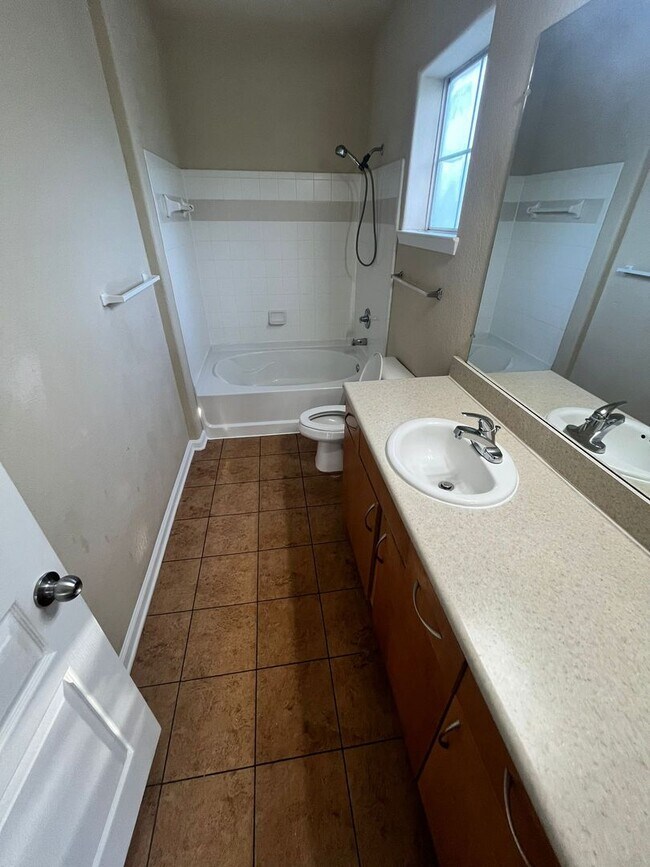 Building Photo - Gardens of Bridgehampton - 2 Bed - 2 bath ...