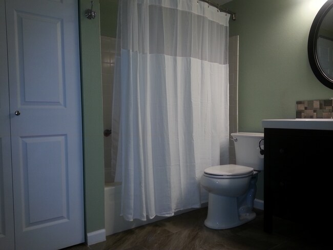 Building Photo - Newly renovated 1 Bed/1 Bath Condo near Lo...