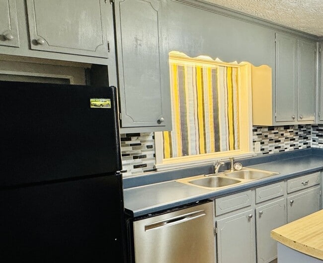 Building Photo - Inviting 3-Bedroom, 1.5-bath