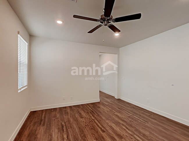 Building Photo - 632 W Hackamore Ave