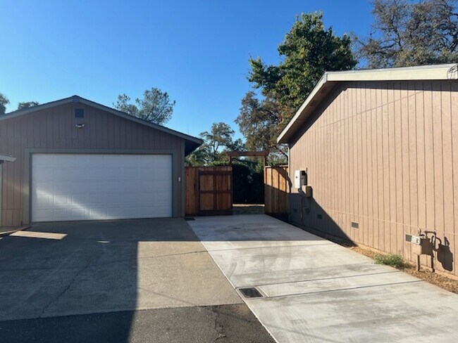 Building Photo - Modern Auburn Retreat—Fully Renovated 3BR ...