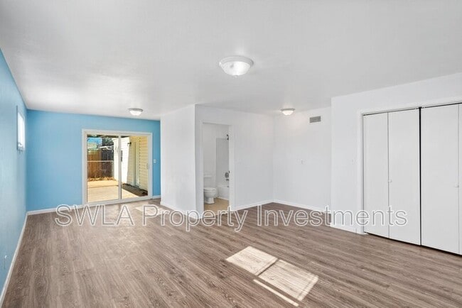 Building Photo - 1600 E School St