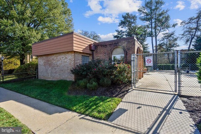 Building Photo - 11907 Parklawn Dr