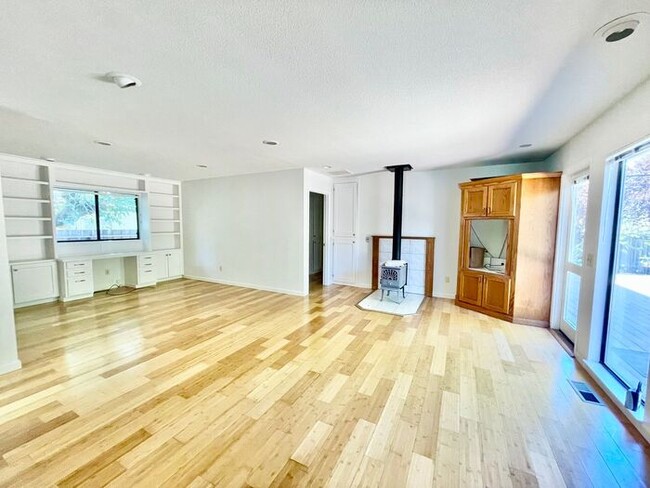 Building Photo - $4,100 /Month Charming Three bed, Three fu...