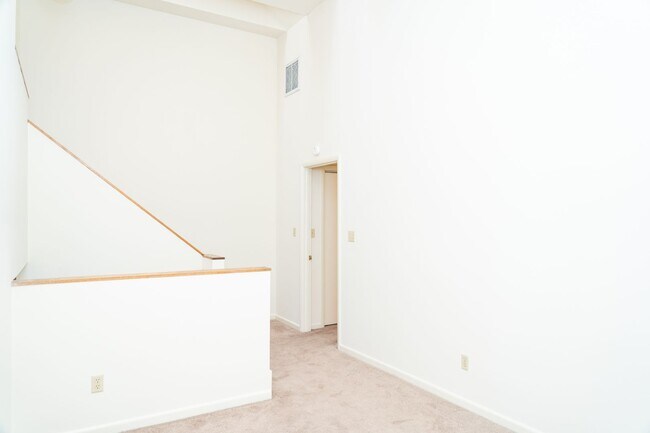 Building Photo - 2 Bedroom Townhouse Available in July