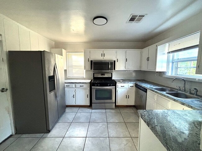 Building Photo - Beautiful Cozy 2 bedroom home