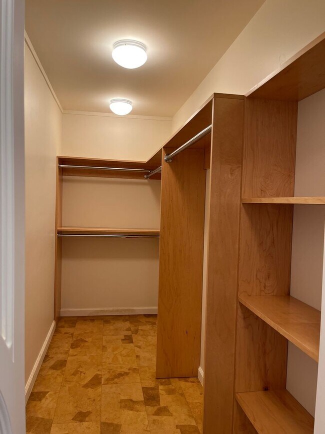 Building Photo - Large one bedroom (ground floor of a singl...