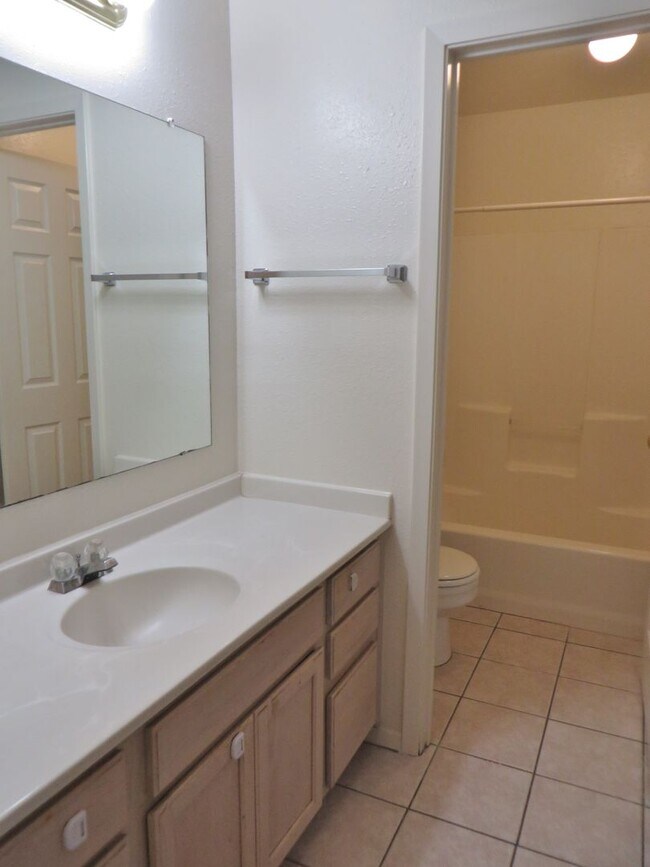 Building Photo - 2 Bedroom 2 Bathroom Unit In Georgetown