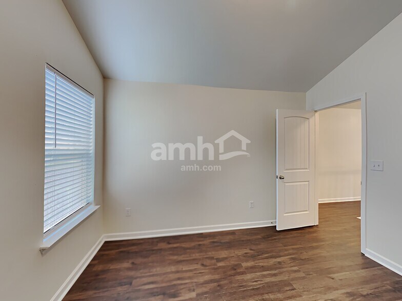 Building Photo - 1157 Paramount Dr