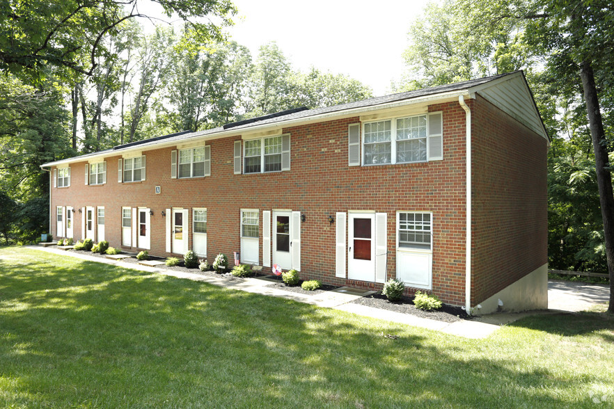 Building Exterior - Pine Crest Apartments