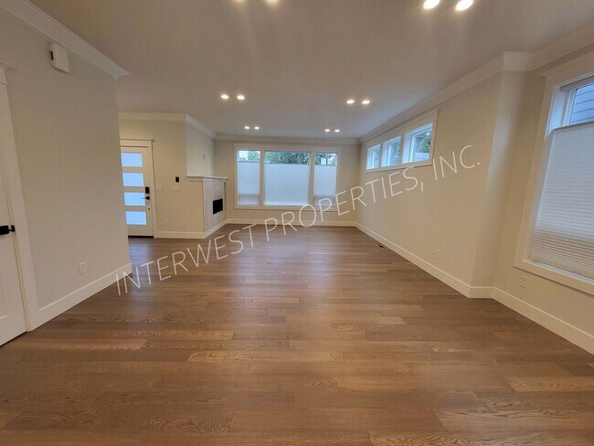 Building Photo - 4 bd 3.5ba dream home in the heart of the Woodlawn District w/Washer/Dryer, Garage & Gas Fireplace!