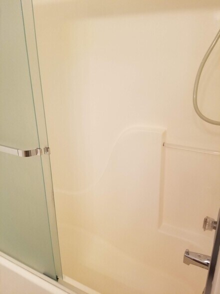 Building Photo - 1048 Ne Warner Pl