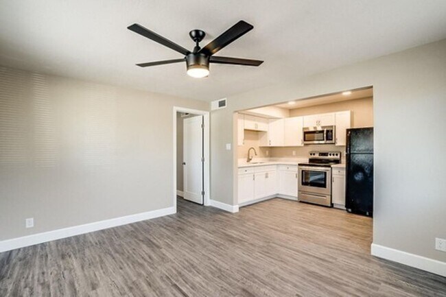 Building Photo - 603 S Bellview