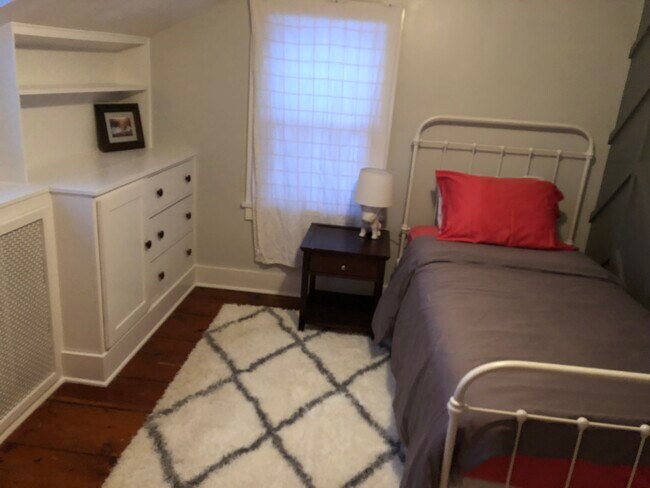 Building Photo - 166 Bush Ln