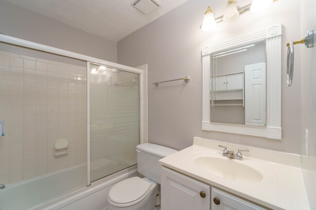 Building Photo - 2 Bedroom 2.5 Bath Condo in Chevy Chase