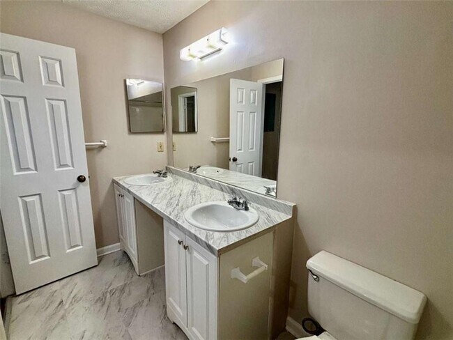 Building Photo - 3841 Woodridge Way