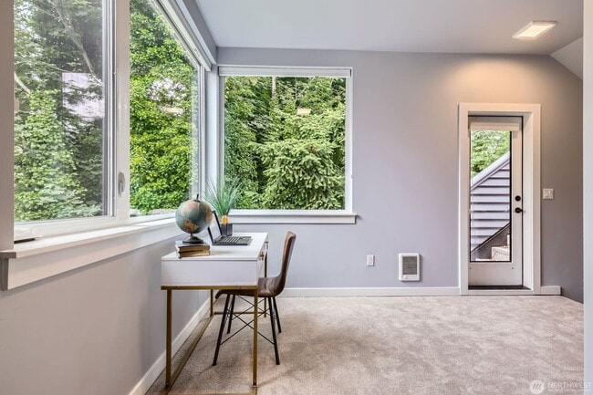 Building Photo - Spacious end-unit 3 bed townhome near Seat...